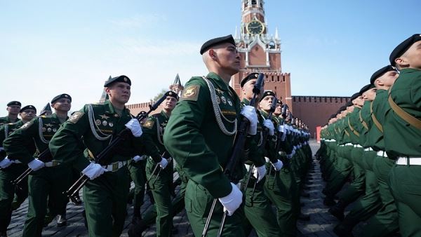 На репетиции парада Победы в Москве прошли участники спецоперации в Донбассе<br />
