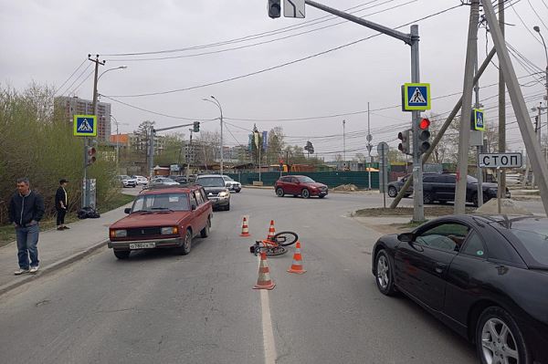 В Екатеринбурге школьника на велосипеде сбила легковушка. Видео момента аварии
