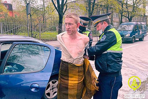 В Санкт-Петербурге голый мужчина ударил инспектора ДПС