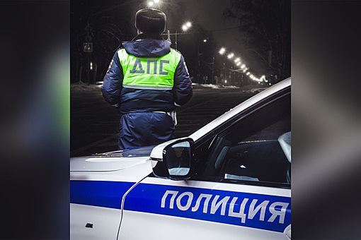 В Санкт-Петербурге пьяный юноша на спор пробежался по машине ДПС