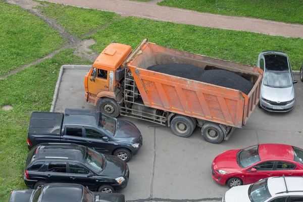 Как в подмосковных городах борются с парковкой грузовиков во дворах