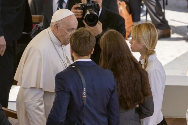   Папа Римский встретился с продюсером Pussy Riot и женами украинских неонацистов 